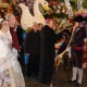 El arzobispo Carlos Osoro impone la medalla de Maides al estandarte de la falla Santa María Micaela