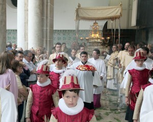 El Santísimo en la procesión por el interior del Patriarca/m.guallart