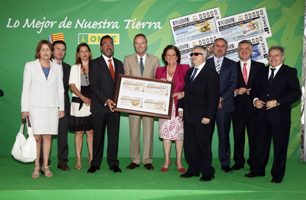 Las autoridades valencianas y de la ONCE con un cupón gigante