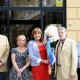 Amparo Mora recibe el pomell de Flors de manos de Antonio Rossell