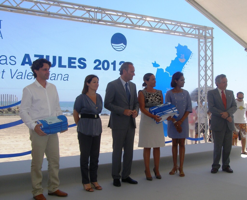 La concejal de Playas Lourdes Bernal en el momento de recoger las banderas con el presidente de la Generalitat/pepe sapena