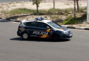 Un vehículo de la Policía Nacional realiza una labor de vigilancia