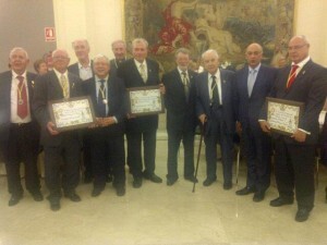 Los premiados como corpusianos de honor con el pregonero y presidentes./j.b.