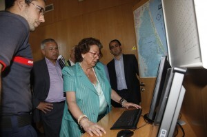 La alcaldesa delante de las pantallas de control de la zona de La Devesa/pepe sapena