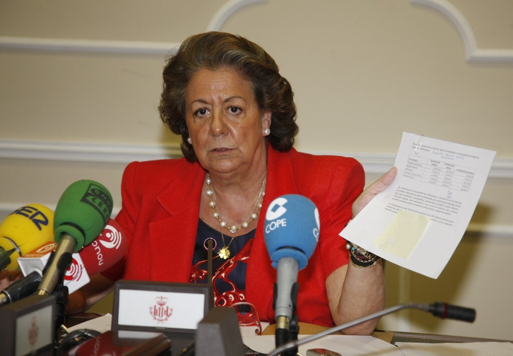 La alcaldesa, Rita Barberá, con una hoja donde figuran las nóminas de los trabajadores de la EMT
