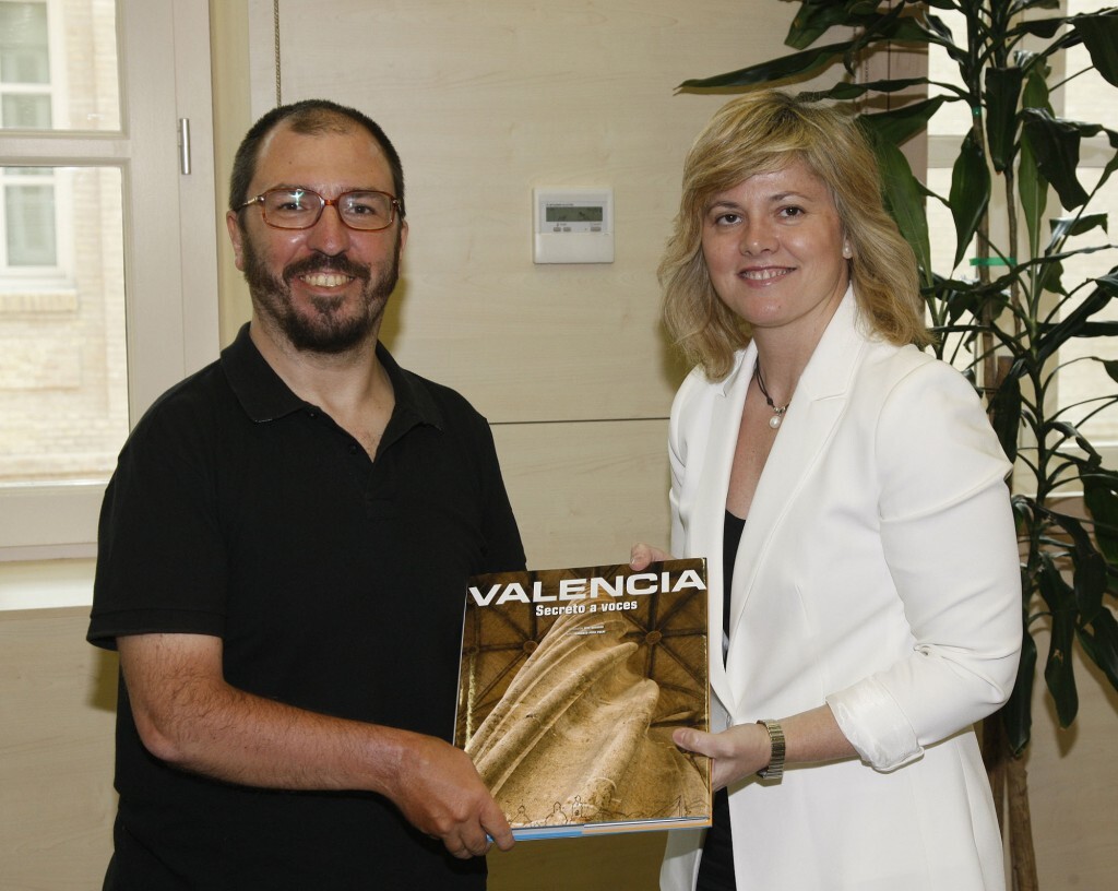 Rosenwirth con la concejala Albert quien le entrega un libro sobre la ciudad/ayto vlc./pepe sapena