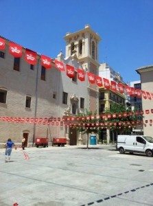 La falla de El Pilar transforma la plaza en una de un pueblo en fiestas