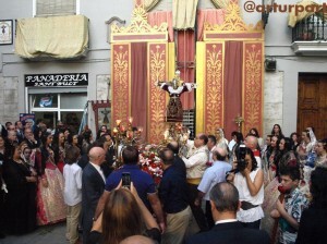 Sant Bult llega a su plaza de la mano de sus portadores después de la dança/a.part