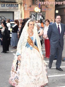 La Fallera Mayor de Valencia, Sandra Muñoz, y al fondo el asesor de Fiestas, Nacho Pou.