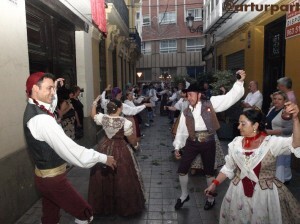Dança en honor a San Bult durante la procesión