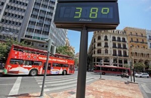 Un termómetro de la plaza del Ayuntamiento en una jornada similar a la de hoy