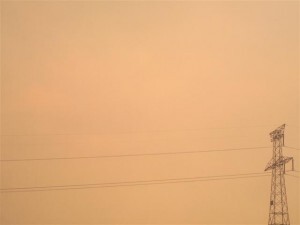 Aspecto del cielo en la ciudad de Valencia durante el incendio de Cortes de Pallás