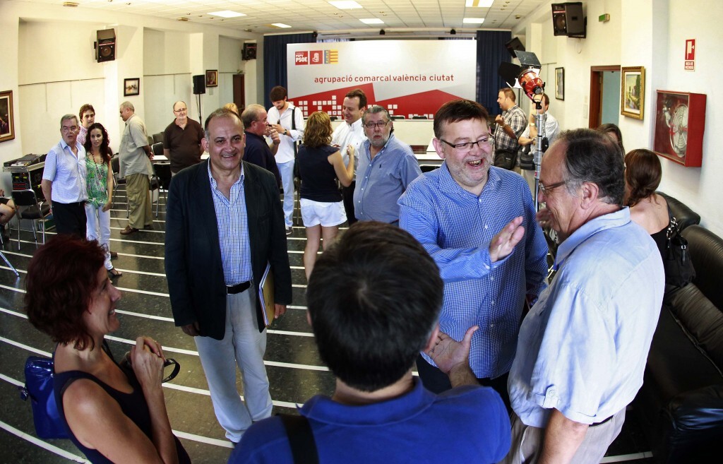 Miembros de la ejecutiva socialista de Valencia Ciudad antes de empezar la reunión en el Ateneo Marítimo/alberto saiz