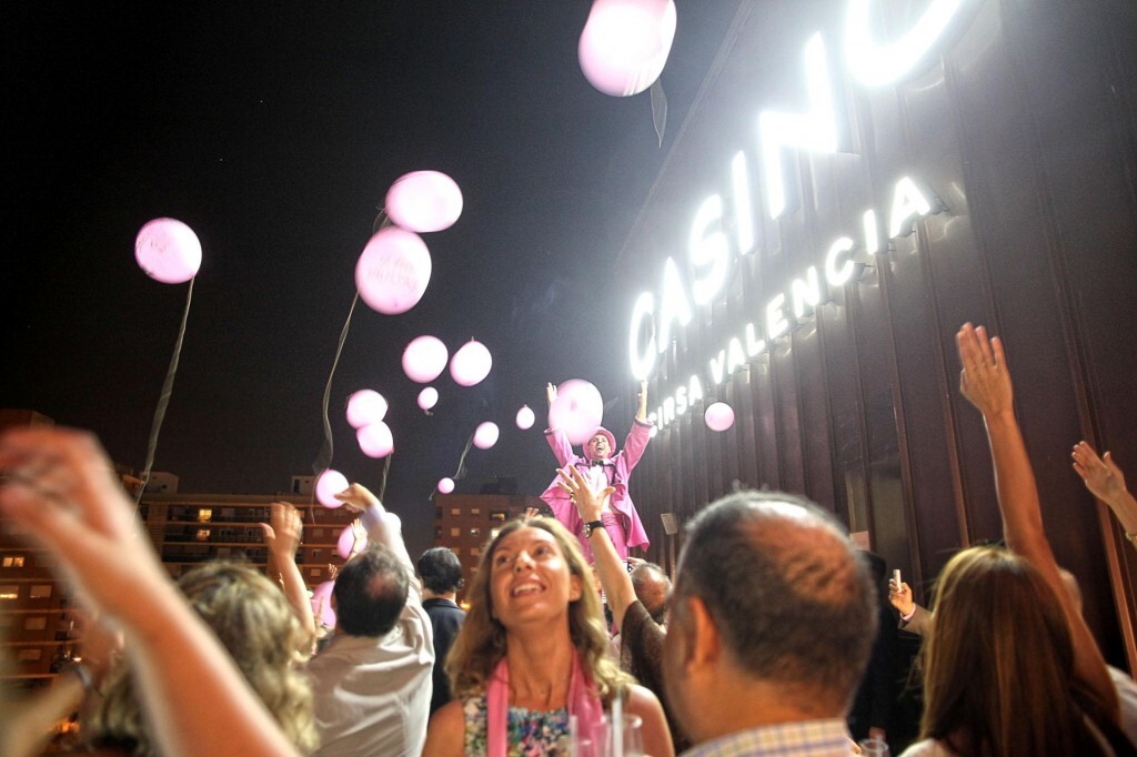Exterior del casino durante la fiesta