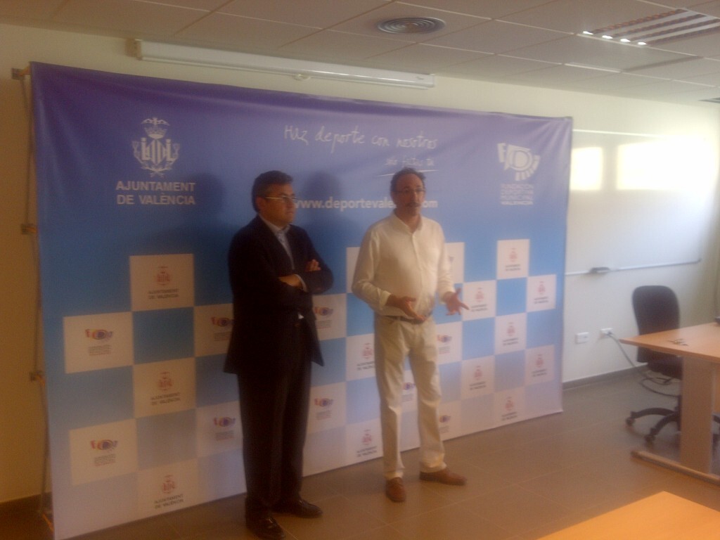 El edil de Deportes, Cristóbal Grau, y el presidente de la federación de esgrima, Vicente Safont.