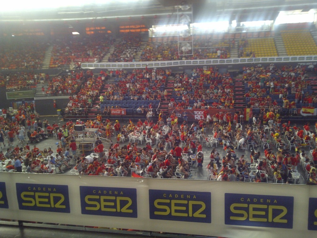 La Fonteta se llenó a reventar de aficionados para animar a España