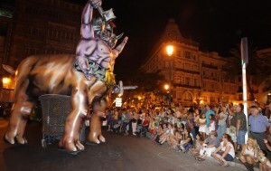 Una de las figuras que participó en el desfile Una de las figuras que participó en el desfile