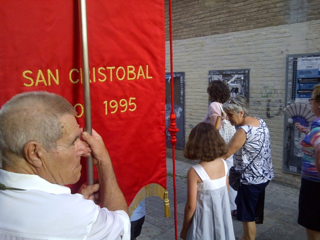 El portaestandarte del emblema de la cofradía que se hizo en 1995