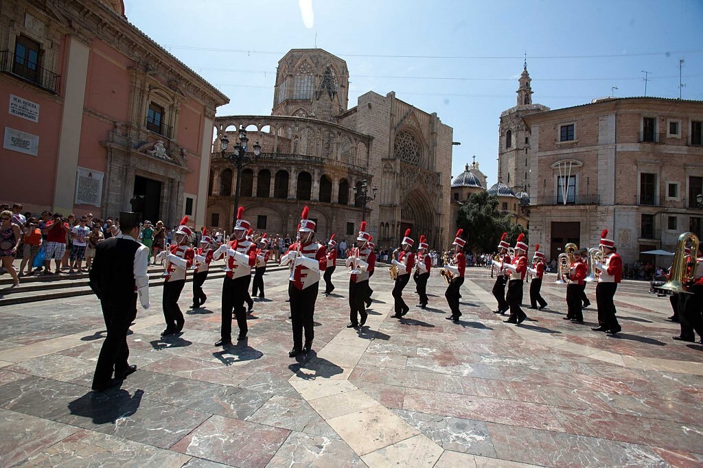 La Triuggio Marching Band en la plaza de la Virgen. Eva Ripoll