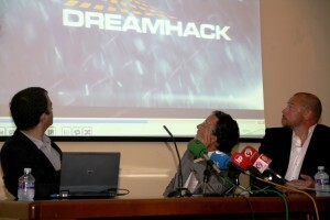 Los responsables del certamen de videojuegos y el vicealcalde de Valencia en la presentación