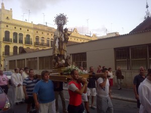 Un grupo de marineros lleva a hombros a la Virgen del Carmen/vlcciudad
