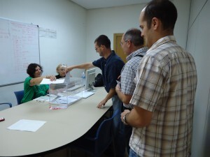 Un grupo de trabajadores de la EMT votan en una de las sedes habilitadas/EMT