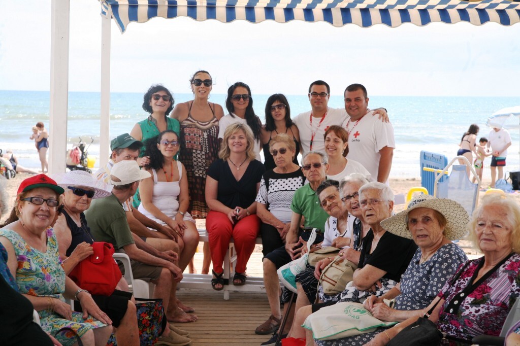 Ana Albert con usuarios del centro de dia de Tres Forques