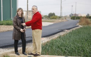 Los concejales de Integración, Ana Albert, y de Pedanías, Vicente Aleixandre, en cuyas áreas algunos parados trabajaran./vlc