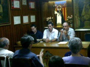 Un momento de la reunión del altar en la que el nuevo presidente se dirige a los asistentes