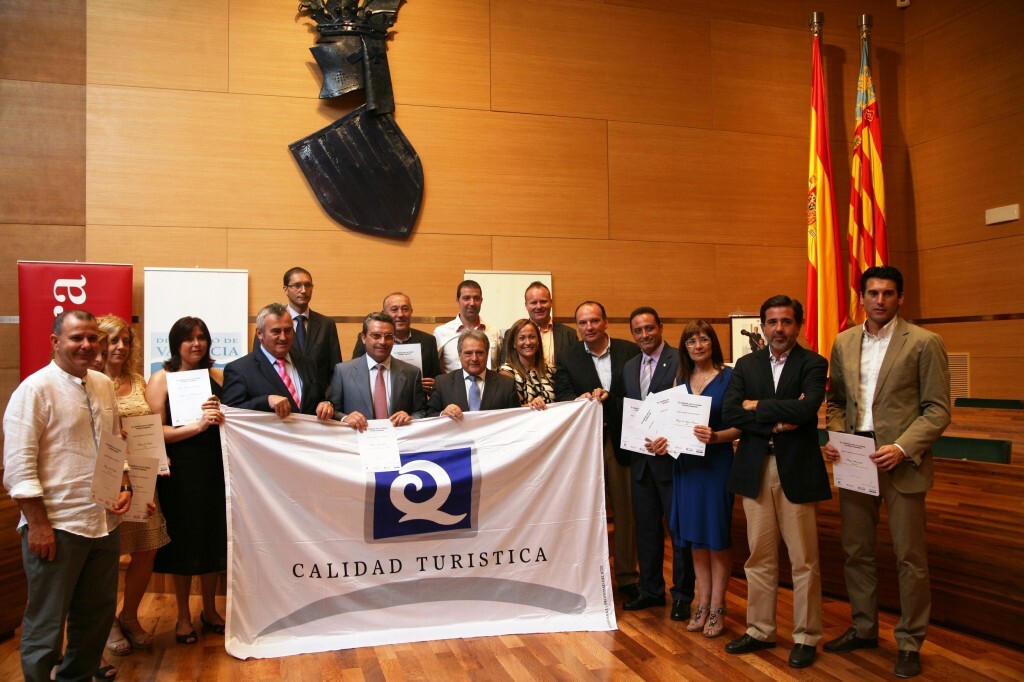 Un momento de la concesión de las banderas en la diputación