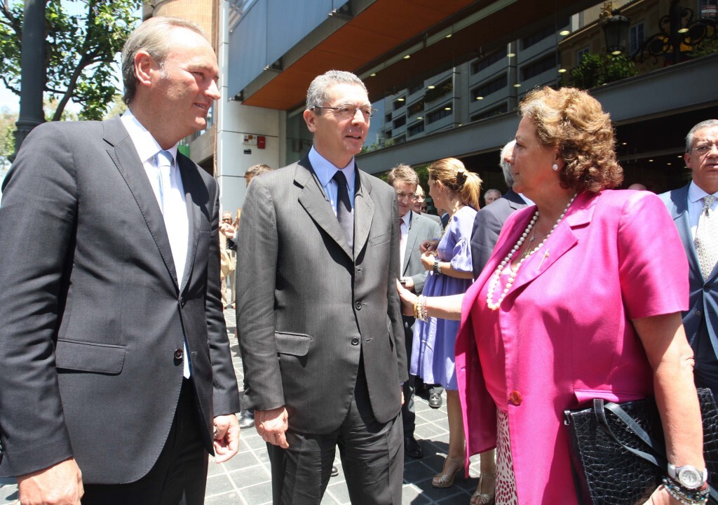 Fabra, Gallardón y la alcaldesa en las puertas de la sede del colegio de abogados./ayto vlc
