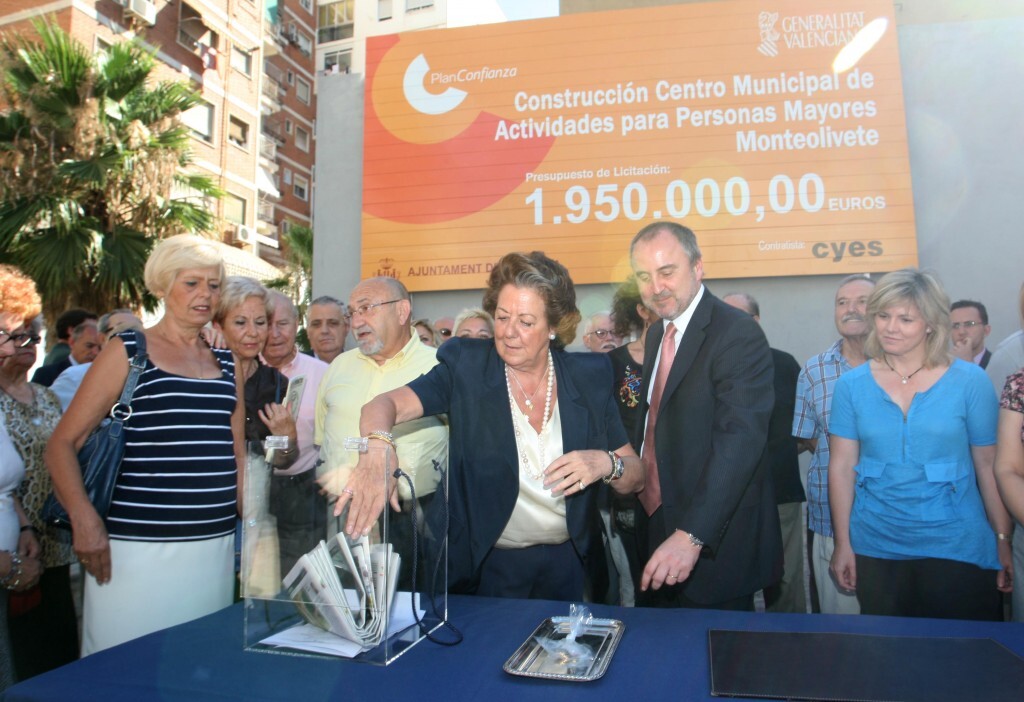 La alcaldesa y el conseller en el acto de colocación de la primera piedra