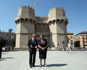 El edil Novo y la alcaldesa en la nueva plaza delante de las Torres de Serranos