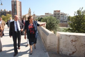 La alcaldesa Barberá durante la visita al puente de Serranos