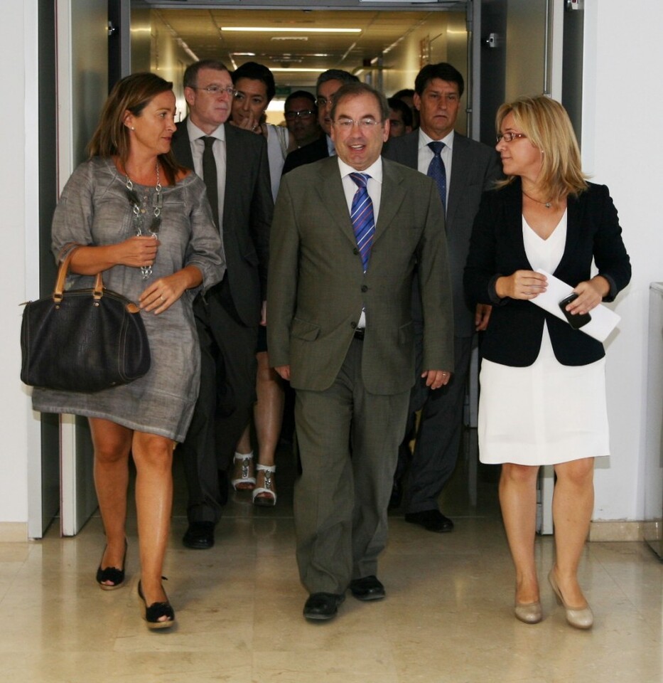 A la izquierda, la edil Bernal con el conseller de Sanidad Luis Rosado