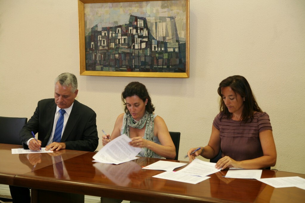 Firma de los convenios con la concejala Beatríz Simón enmedio.