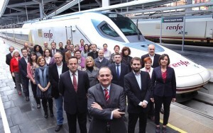 Joan Calabuig con la candidatura al Ayuntamiento de Valencia junto a un tren AVE