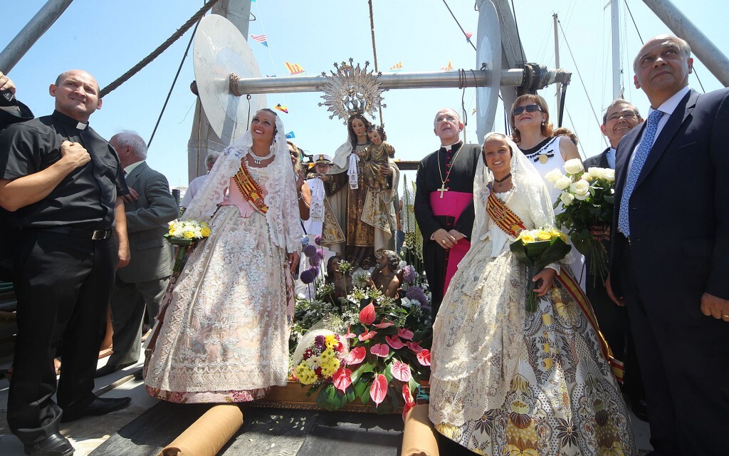 Las Falleras Mayores, el arzobispo y el edil de Fiestas en la embarcación con la Virgen/j.peiró