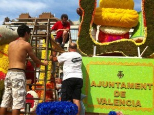 Los artistas carroceros y sus ayudantes ultiman las obras de arte floral en la Alalmeda/artur part