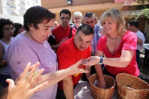 Unos alumnos junto a la edil Unos alumnos junto a la edil