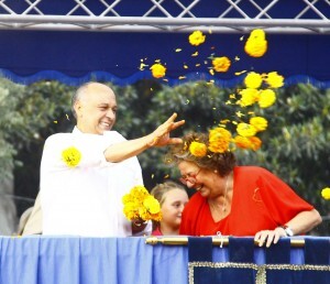 El edil de Fiestas, Francisco Lledó, y la alcaldesa, Rita Barberá, lanzan clavellons en el festejo del pasado domingo