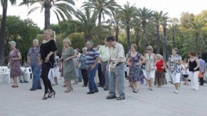 Un grupo de personas mayores baila en los Jardines del Palau