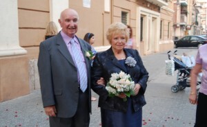 Miguel Prima y su mujer, el pasado sábado al salir de las Bodas de Oro en la iglesia de los Ángeles.
