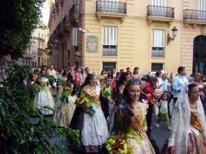 Ún grupo de falleras en la ofrenda a la Virgen del Carmen en el centro histórico 