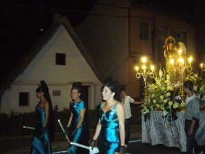Grupo de clavariesas de Pinedo en la procesión