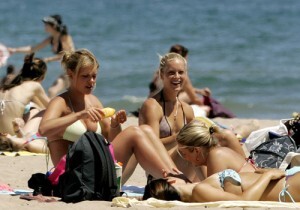 Un grupo de jóvenes en la playa de la Malvarrosa