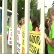 Un grupo de profesores delante de la valla que les cierra el acceso a la conselleria de Educación