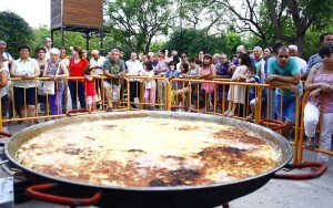 Decenas de curiosos se acercaron a ver como se confeccionaba la tortilla gigante en el Parque del Oeste/Marcelo A. Ulloa