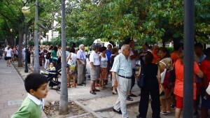 Cola de gente para comer tortilla