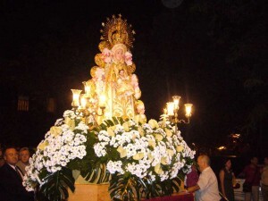 La Virgen del Rocío de Valencia sale en procesión con la Virgen de los Desamparados
